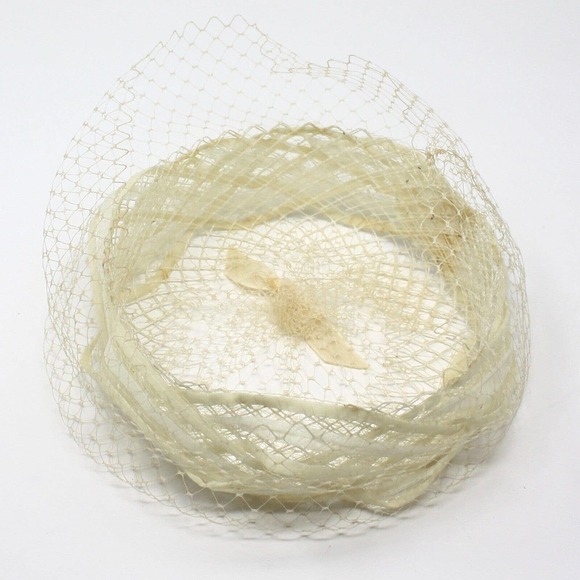 Vintage 1950s 3" High Ivory Mesh Ring Pillbox Hat w Ribbons and Veil - Hey Viv - Picture 4 of 6